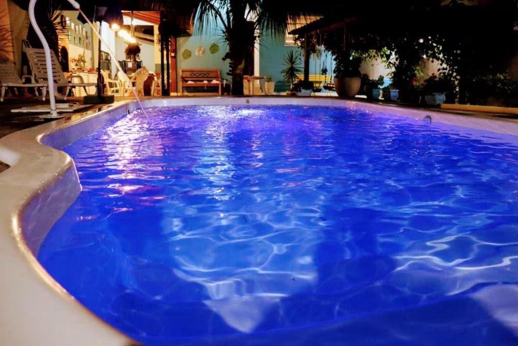Piscina iluminada à noite