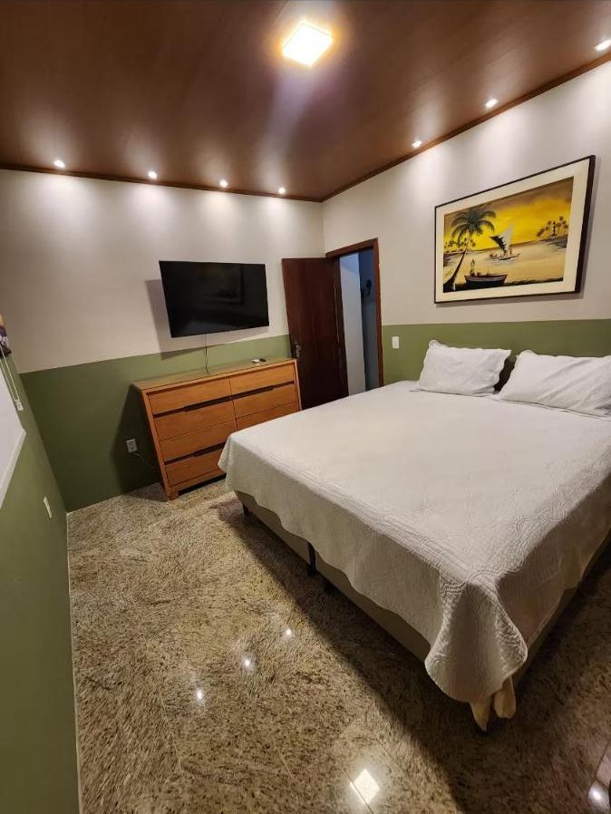 Quarto de casal com TV e luz indireta